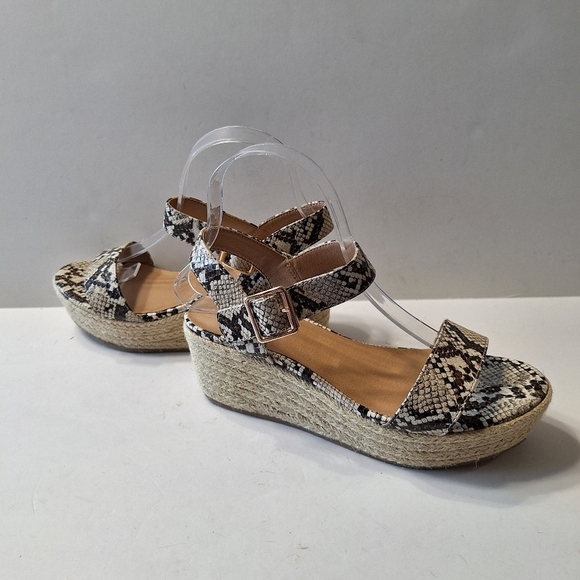 Lane Bryant Cream Black Snakeskin Mobwife Retro Strappy Platform Wedges Size 7W - Picture 12 of 15